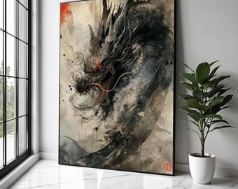 Pode incluir: Uma obra de arte emoldurada com uma pintura em aquarela de um dragão. O dragão é retratado em tons de cinza e preto com detalhes em vermelho, contra um fundo neutro. A obra de arte é exibida em uma sala com uma janela e uma planta em vaso.