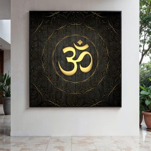 Könnte beinhalten: Gerahmtes Wandbild mit einem goldenen Om-Symbol auf dunklem, strukturiertem Hintergrund, umgeben von einem goldenen kreisförmigen Muster. Das Kunstwerk wird in einem hellen, modernen Raum mit Topfpflanzen ausgestellt.