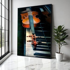Puede incluir: Impresión enmarcada que muestra un violín sobre un teclado de piano. El violín es de color marrón anaranjado, con un diapasón oscuro. Las teclas del piano son blancas y negras. La obra de arte se exhibe en una habitación luminosa.