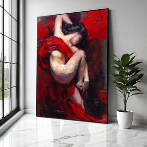Pode incluir: Uma impressão de arte emoldurada com uma figura envolta em tecido vermelho esvoaçante. A obra de arte tem uma paleta de cores escuras e dramáticas com vermelhos e pretos profundos. A figura está em uma pose sentada, com foco nas curvas e linhas do corpo.