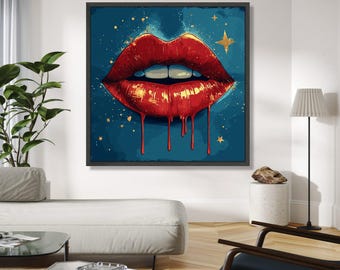Könnte beinhalten: Gerahmter Kunstdruck mit einer Nahaufnahme roter Lippen mit tropfendem Farbeffekt. Die Lippen sind vor einem blauen Hintergrund mit goldenen Sternakzenten platziert. Das Kunstwerk wird in einem modernen Wohnzimmer gezeigt.