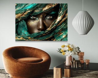 Op de afbeelding: Een canvas print met een close-up van een gezicht, gedeeltelijk bedekt door smaragdgroene en gouden stof. De ogen, met turquoise oogschaduw en gouden accenten, zijn het middelpunt. Geplaatst in een moderne woonkamer.