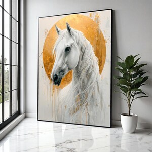 Könnte beinhalten: Gerahmter Kunstdruck mit einem weißen Pferd mit fließender Mähne, vor einem goldenen kreisförmigen Hintergrund. Das Kunstwerk hat einen malerischen Stil mit goldenen Farbtropfen. Der Druck wird in einem hellen Raum mit einer Pflanze in einem weißen Topf ausgestellt.