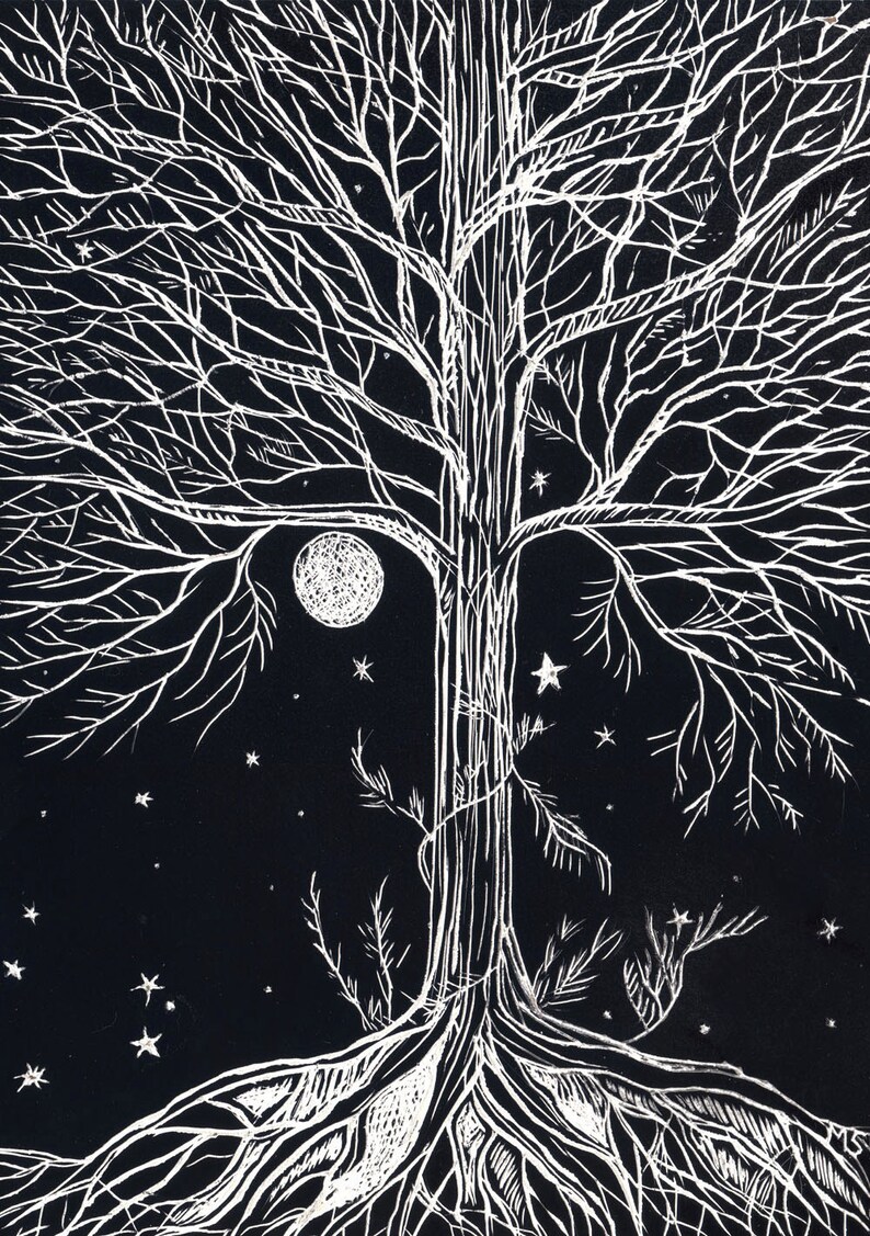 Puede incluir: Un dibujo en blanco de un &aacute;rbol con ramas desnudas sobre un fondo negro. El &aacute;rbol tiene un tronco grueso y ra&iacute;ces que se extienden por el suelo. Se puede ver una luna llena y varias estrellas en el cielo.