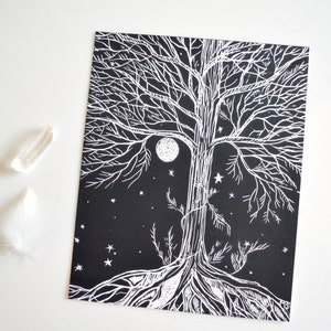 Puede incluir: Una ilustraci&oacute;n en blanco y negro de un &aacute;rbol con ra&iacute;ces, ramas y hojas. El &aacute;rbol est&aacute; rodeado de estrellas y una luna llena. La imagen est&aacute; sobre un fondo negro.