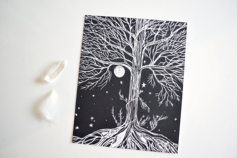 Puede incluir: Una ilustraci&oacute;n en blanco y negro de un &aacute;rbol con ra&iacute;ces, ramas y hojas. El &aacute;rbol est&aacute; rodeado de estrellas y una luna llena. La imagen est&aacute; sobre un fondo negro.