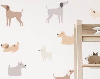 Peut inclure: Un mur blanc avec un motif répétitif de chiens bruns, beiges et gris. Les chiens sont dans différentes poses, debout, assis et couchés. Le mur est décoré d'une étagère en bois avec quelques objets dessus. Le texte "UNIQUE WALL DESIGNS" est visible dans le coin inférieur droit de l'image.