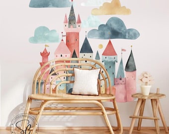 Peut inclure: Un autocollant mural de château d'eau en aquarelle avec des tours et des nuages roses, bleus et jaunes. L'autocollant est affiché sur un mur avec un banc en bois et un petit tabouret en bois.