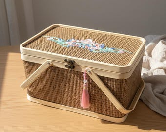 Cesto in bambù fatto a mano con ricami – Cesto portaoggetti intrecciato con coperchio, scatola tradizionale in bambù intrecciato, cesto da picnic rustico,