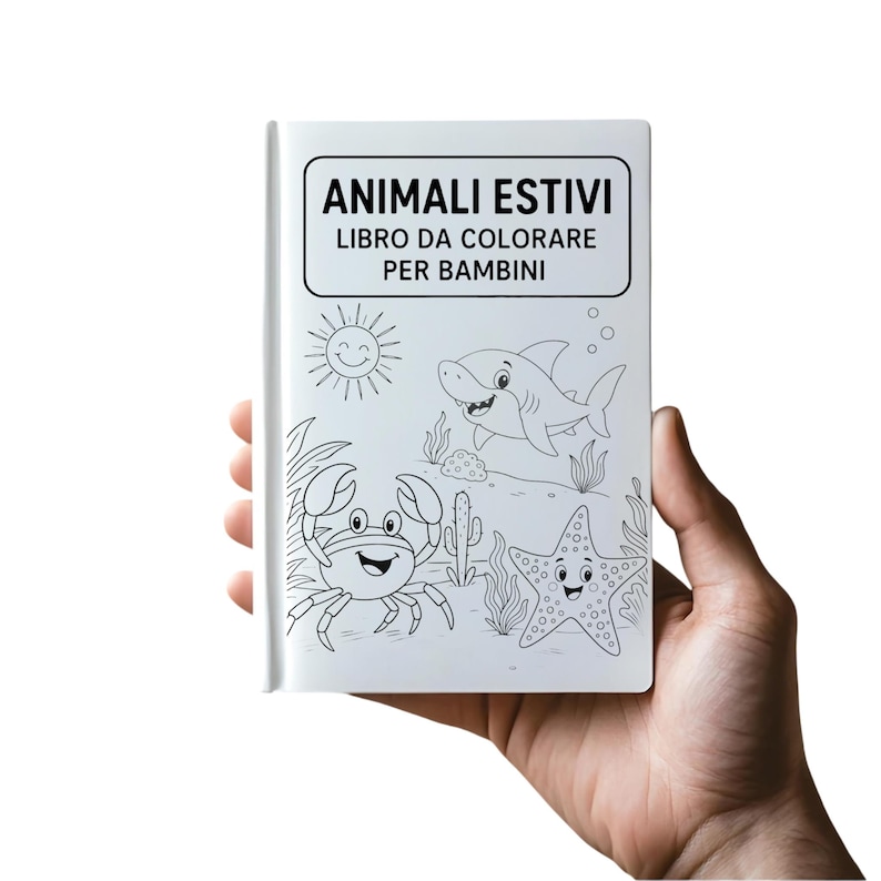 Może przedstawiać: Biała kolorowanka z tytułem "ANIMALI ESTIVI LIBRO DA COLORARE PER BAMBINI" w czarnym tekście. Okładka zawiera rysunki linii uśmiechniętego słońca, rekina, kraba i rozgwiazdy. Książka jest trzymana w dłoni.