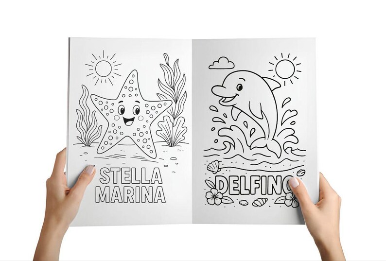 Może przedstawiać: Kolorowanka otwarta na dw&oacute;ch stronach, trzymana w dłoniach. Jedna strona przedstawia uśmiechniętą rozgwiazdę z napisem "STELLA MARINA". Druga strona przedstawia delfina wyskakującego z wody z napisem "DELFINO".