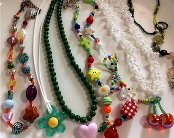 Ras de cou en perles colorées : collier de fleurs et de fruits kawaii de l'an 2000