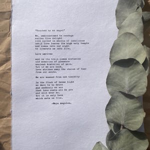 Cadeau de mariage sur mesure - Maya Angelou, poème « Touché par un ange » dactylographié sur du papier fait main | Cadeau littéraire | Souvenir d'un poème dactylographié