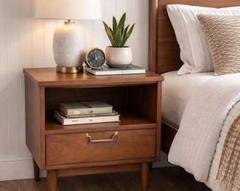 ミッドセンチュリーモダン（MCM）スタイルのウォールナット製ナイトスタンド、1960年代頃の作品。完全修復済み！