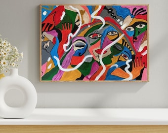 Puede incluir: Pintura abstracta con marco de madera. La obra presenta una composición colorida de rostros y figuras en tonos rojos, azules, verdes y amarillos, con contornos blancos. La pintura se exhibe sobre una superficie blanca.