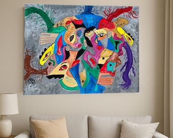 Puede incluir: Pintura abstracta con fondo gris y un conjunto de rostros y figuras coloridas y estilizadas. La obra presenta tonos vibrantes de azul, rojo, amarillo y verde, con formas de árboles y una firma en la esquina inferior izquierda. La pintura está montada en una pared sobre un sofá.