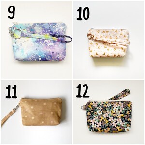 Pu&ograve; includere: Quattro diverse piccole pochette con cerniera e cinturini da polso. Le pochette sono in vari colori e motivi, tra cui un blu chiaro con schizzi di vernice bianca e viola, un rosa chiaro con piccoli disegni di foglie dorate, un marrone con piccoli punti bianchi e un nero con un motivo floreale.