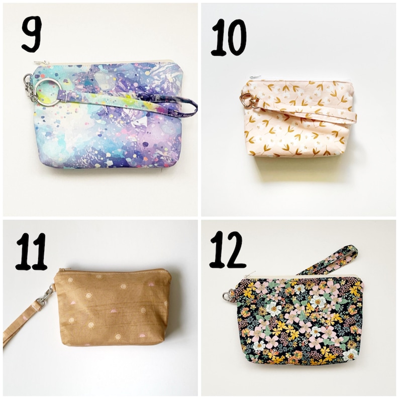 Pu&ograve; includere: Quattro diverse piccole pochette con cerniera e cinturini da polso. Le pochette sono in vari colori e motivi, tra cui un blu chiaro con schizzi di vernice bianca e viola, un rosa chiaro con piccoli disegni di foglie dorate, un marrone con piccoli punti bianchi e un nero con un motivo floreale.