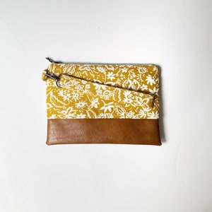 SPRING '22 Sunflower Yellow Mommy Clutch - Pulseira tipo carteira - Bolsa - Clutch - Pulseira - Bolsa