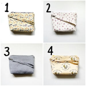 Pu&ograve; includere: Quattro diverse pochette con cerniera con vari motivi. Le pochette sono in tessuto e hanno una chiusura a cerniera. Le pochette sono tutte della stessa dimensione e forma. I motivi includono un motivo floreale, un motivo a righe, un motivo Quidditch e un motivo floreale con sfondo giallo.
