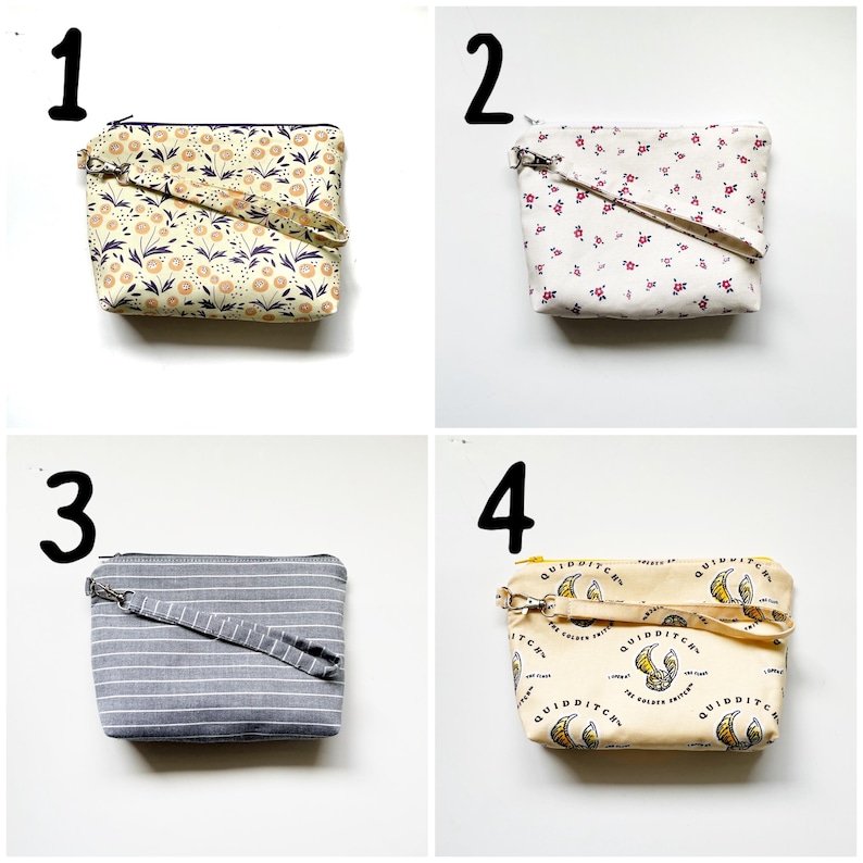 Pu&ograve; includere: Quattro diverse pochette con cerniera con vari motivi. Le pochette sono in tessuto e hanno una chiusura a cerniera. Le pochette sono tutte della stessa dimensione e forma. I motivi includono un motivo floreale, un motivo a righe, un motivo Quidditch e un motivo floreale con sfondo giallo.