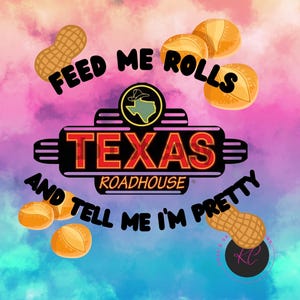 Könnte beinhalten: Grafikdesign mit dem Texas Roadhouse-Logo und dem Text „FEED ME ROLLS AND TELL ME I'M PRETTY“. Das Design enthält Illustrationen von Erdnüssen und Brötchen vor einem farbenfrohen Hintergrund.