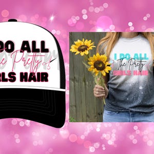 Puede incluir: Gorra de camionero en blanco y negro con el texto "I DO ALL The Pretty GIRLS HAIR" en negro y rosa. También se muestra una camiseta con el mismo texto, junto con girasoles.