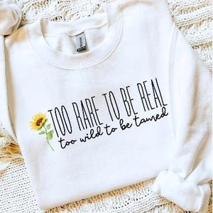 Sublimación de girasol demasiado rara para ser real PNG / Diseño de cita estética de espíritu salvaje / Gráfico de cita floral boho / Espíritu libre indie hippie