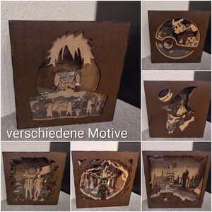 Könnte beinhalten: Eine Sammlung quadratischer, mehrschichtiger Holz-Schattenboxen mit verschiedenen Motiven aus der Popkultur, darunter Anime-Figuren, ein Zaubererhut, ein Waldwesen und ein Schloss. Der Text "verschiedene Motive" ist auf dem Bild abgedruckt.