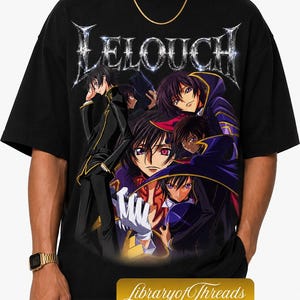 Puede incluir: Una camiseta negra de manga corta con un estampado gráfico del personaje Lelouch en varias poses y atuendos. El nombre LELOUCH está impreso en una fuente metálica estilizada en la parte superior. Una etiqueta rectangular amarilla dice Library of Threads.