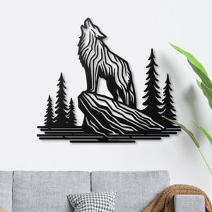Decorazione murale in metallo raffigurante un lupo, decorazione rustica per baita, scena di lupo ululante nella foresta, decorazione da parete per lodge, regalo per amanti della natura, cartello in metallo raffigurante la fauna selvatica in una caverna per uomini
