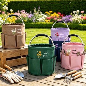 Peut inclure: Une collection de sacs à outils de jardin cylindriques en toile beige, vert, violet et rose, chacun doté d'une poignée en métal, de poches extérieures et de motifs floraux brodés avec le texte "Mom's Garden". Outils de jardin et gants inclus.