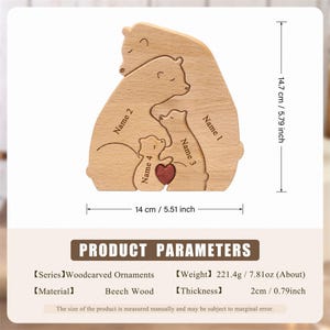 Peut inclure: Ornement familial en bois de h&ecirc;tre en forme d'ours, 14 cm de large et 14,7 cm de haut, avec des emplacements pour les noms. L'ornement comprend un c&oelig;ur. L'&eacute;paisseur est de 2 cm.