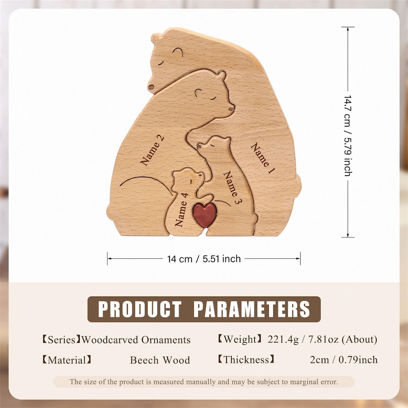 Peut inclure: Ornement familial en bois de h&ecirc;tre en forme d'ours, 14 cm de large et 14,7 cm de haut, avec des emplacements pour les noms. L'ornement comprend un c&oelig;ur. L'&eacute;paisseur est de 2 cm.