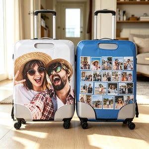 Peut inclure: Deux valises à roulettes verticales avec poignées télescopiques et quatre roues. La valise de gauche est blanche et présente une grande photo d'un couple souriant. La valise de droite est bleue et affiche un collage de petites photos.