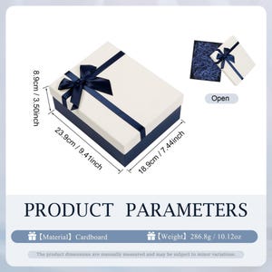 Peut inclure: Une bo&icirc;te cadeau rectangulaire avec un couvercle blanc et une base bleu marine, orn&eacute;e d'un ruban et d'un n&oelig;ud bleu marine. Dimensions : 23,9 cm de long, 18,9 cm de large et 8,9 cm de haut. La bo&icirc;te est en carton et p&egrave;se 286,8 g.