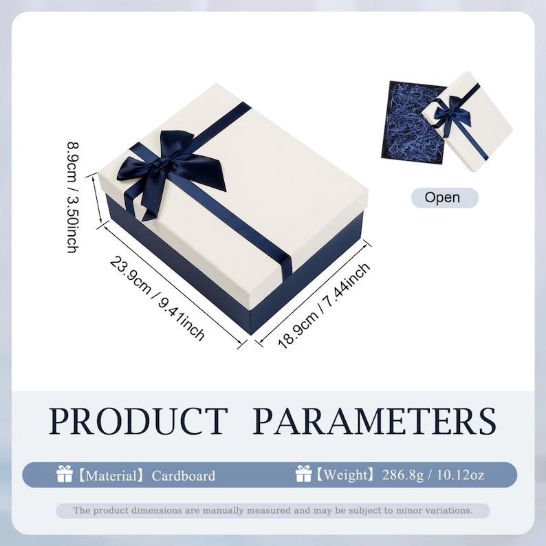 Peut inclure: Une bo&icirc;te cadeau rectangulaire avec un couvercle blanc et une base bleu marine, orn&eacute;e d'un ruban et d'un n&oelig;ud bleu marine. Dimensions : 23,9 cm de long, 18,9 cm de large et 8,9 cm de haut. La bo&icirc;te est en carton et p&egrave;se 286,8 g.