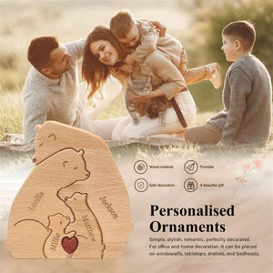 Peut inclure: Ornement familial en bois en forme d'ours, avec les noms "Lucilla", "Millie", "Jackson" et "Matthew" grav&eacute;s. Un c&oelig;ur rouge est au centre. Les mots "Personalised Ornaments" sont &eacute;galement visibles.
