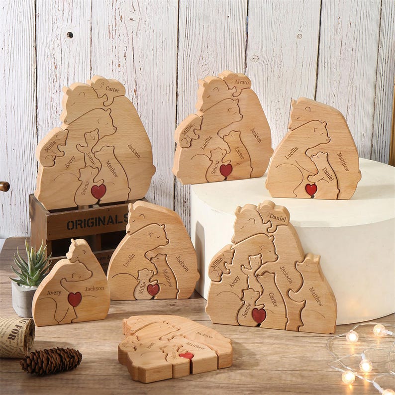 Peut inclure: Puzzles en bois repr&eacute;sentant des familles d'ours avec des noms grav&eacute;s et un c&oelig;ur rouge. Les puzzles sont en bois clair et pr&eacute;sentent plusieurs ours. Les noms sont grav&eacute;s en cursive. Les puzzles sont expos&eacute;s sur une surface en bois.