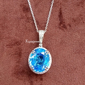 Collar con colgante de topacio azul y diamante simulado, chapado en oro blanco de 14 quilates.