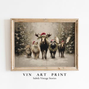Puede incluir: Una impresión artística vintage enmarcada que presenta un grupo de animales del bosque, incluyendo un zorro, un mapache y dos alces, todos con gorros de Papá Noel y de pie en un bosque nevado. La impresión tiene una estética rústica y antigua con el texto "VIN ART PRINT" y "Subtle Vintage Stories".