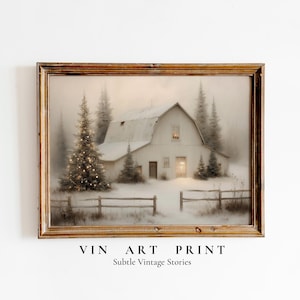 Puede incluir: Una impresión enmarcada de una escena invernal nevada con un granero blanco, ventanas iluminadas y un árbol de Navidad decorado. La obra de arte tiene una estética vintage, con el texto "VIN ART PRINT" y "Subtle Vintage Stories" en la parte inferior.