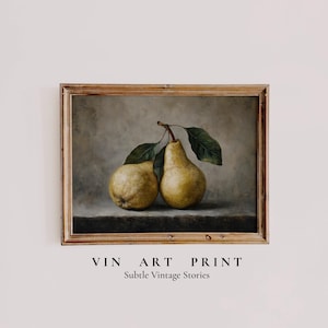 Può includere: Stampa artistica vintage incorniciata raffigurante due pere gialle con foglie verdi. Le pere poggiano su una superficie scura. La cornice in legno circonda l'opera d'arte. Il testo in basso recita "VIN ART PRINT" e "Subtle Vintage Stories."