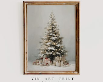 Peut inclure: Une impression d'art vintage encadrée représentant un sapin de Noël enneigé orné de boules dorées. Des cadeaux emballés avec des rubans rouges sont au pied de l'arbre. L'impression a une palette de couleurs chaudes et neutres et le texte "VIN ART PRINT" et "Subtle Vintage Stories".