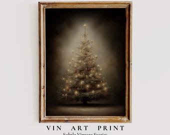 Puede incluir: Una impresión artística vintage enmarcada que representa un árbol de Navidad adornado con luces y adornos cálidos. El árbol se encuentra sobre un fondo oscuro y borroso, con una estrella en la parte superior. El marco es de color marrón cálido. El texto "VIN ART PRINT" y "Subtle Vintage Stories" está en la parte inferior.