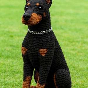 Patrón PDF de amigurumi de dóberman realista a crochet. Tutorial para hacer un muñeco de peluche de perro negro y marrón a crochet. Patrón de animal a crochet DIY. Regalo de dóberman hecho a mano.