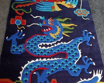 Handgefertigter Indo-Tibetanischer Wollteppich: Traditionelles Design