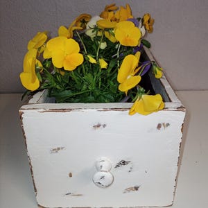 Upcycling Blumenkasten aus alter Schublade | Shabby Chic Holzkiste weiß | Vintage Pflanzkasten mit Griff | Gartendeko