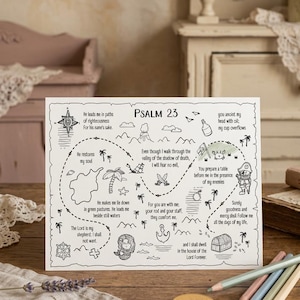 Könnte beinhalten: Ein rechteckiger weißer Papierdruck mit einem schwarzen Strichzeichnungs-Kartendesign mit dem Titel Psalm 23. Die Illustration enthält einen gepunkteten Pfad, Palmen, einen Kompass, ein Schiff, eine Meerjungfrau, eine Schatztruhe und Textauszüge aus dem biblischen Psalm 23.