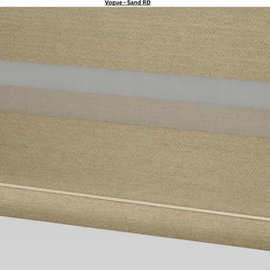 Op de afbeelding: Een beige rolgordijn met een textuurstof en een doorschijnende horizontale band. Het rolgordijn is aan de onderkant opgerold en onthult een witte rand en een beige eindkap. De tekst "Vogue - Sand RD" staat bovenaan.